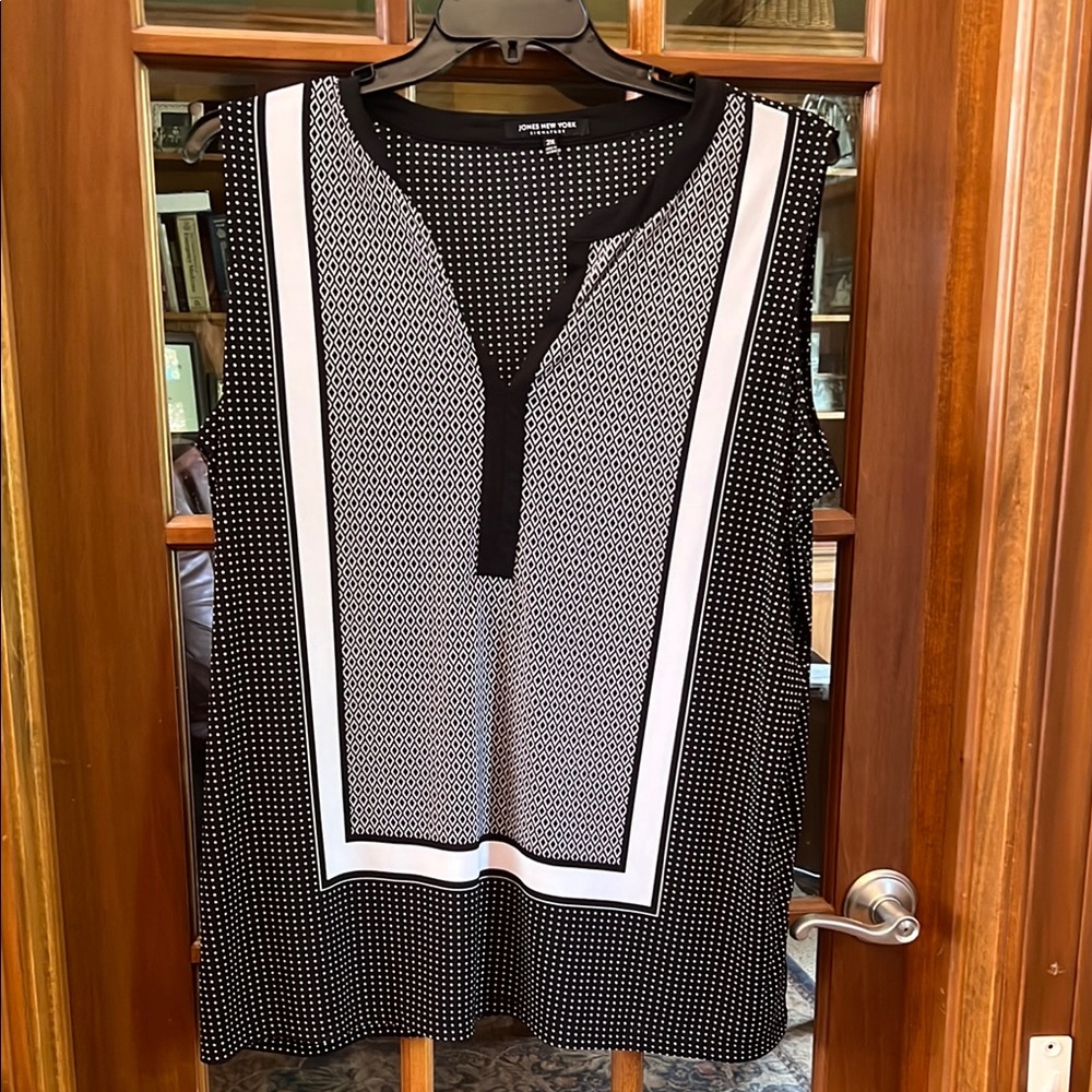Jones New York Black and White Geometric Sleeveless Top